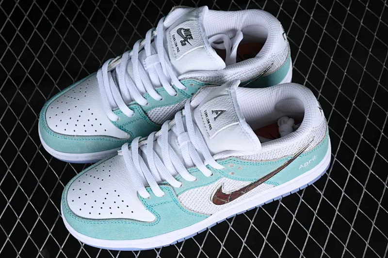 All categories Nk SB Dunk Series Nk SB Dunk Low low-top sneakers April Skateboards x Nk SB Dunk Low joint model Frozen Rose SB smashed backboard fashion casual sneakers FD2562-400